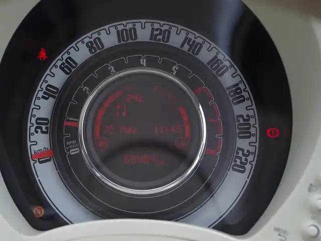 フィアット ５００ ルッソ 埼玉県 2018(平30)年 6.9万km ボサノバホワイト 100色限定特別仕様車 /ブラウンレザーシート /スライディングルーフ /CarPlay /パークセンサー /純正ディスプレイオーディオ /ETC /社外(IRVINE)15インチスタットレス積み込み /ハンドルスイッチ /USB接続