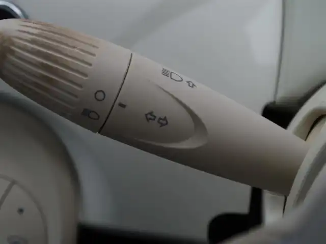 フィアット ５００ ルッソ 埼玉県 2018(平30)年 6.9万km ボサノバホワイト 100色限定特別仕様車 /ブラウンレザーシート /スライディングルーフ /CarPlay /パークセンサー /純正ディスプレイオーディオ /ETC /社外(IRVINE)15インチスタットレス積み込み /ハンドルスイッチ /USB接続