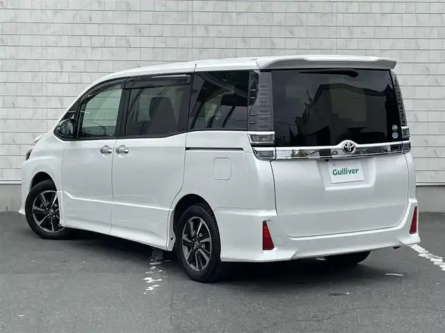 トヨタ ヴォクシー ZS 煌 愛知県 2019(平31)年 6.8万km ホワイトパールクリスタルシャイン ・純正SDメモリーナビ/・バックカメラ/・フルセグTV/・CD/DVD再生/・ETC（新セキュリティ対応）/・ミュージックサーバー（SD録音）/・Bluetooth接続/・3列シート/・両側パワースライドドア/・純正フロアマット/・純正16インチアルミホイール/・LEDヘッドライト/・オートマチックハイビーム/・コーナーセンサー（後方）/・横滑り防止装置/・衝突軽減ブレーキ/・レーンキープアシスト/・ドライブレコーダー（前）/・充電用USBポート（2個）/・MTモード付きAT/・クルーズコントロール/・全席オートエアコン/・モデリスタ シグネチャーイルミブレード