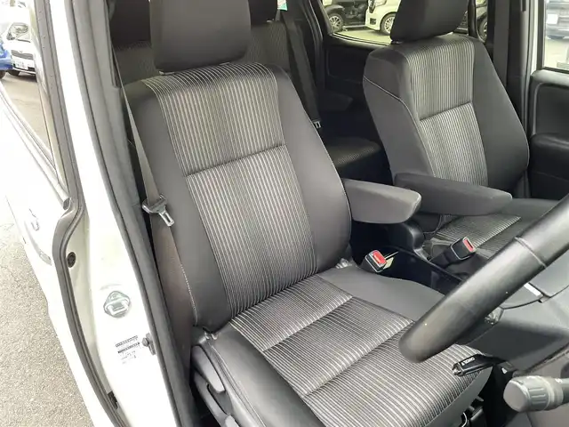 トヨタ ヴォクシー ZS 煌 愛知県 2019(平31)年 6.8万km ホワイトパールクリスタルシャイン ・純正SDメモリーナビ/・バックカメラ/・フルセグTV/・CD/DVD再生/・ETC（新セキュリティ対応）/・ミュージックサーバー（SD録音）/・Bluetooth接続/・3列シート/・両側パワースライドドア/・純正フロアマット/・純正16インチアルミホイール/・LEDヘッドライト/・オートマチックハイビーム/・コーナーセンサー（後方）/・横滑り防止装置/・衝突軽減ブレーキ/・レーンキープアシスト/・ドライブレコーダー（前）/・充電用USBポート（2個）/・MTモード付きAT/・クルーズコントロール/・全席オートエアコン/・モデリスタ シグネチャーイルミブレード