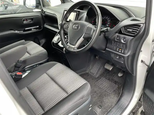 トヨタ ヴォクシー ZS 煌 愛知県 2019(平31)年 6.8万km ホワイトパールクリスタルシャイン ・純正SDメモリーナビ/・バックカメラ/・フルセグTV/・CD/DVD再生/・ETC（新セキュリティ対応）/・ミュージックサーバー（SD録音）/・Bluetooth接続/・3列シート/・両側パワースライドドア/・純正フロアマット/・純正16インチアルミホイール/・LEDヘッドライト/・オートマチックハイビーム/・コーナーセンサー（後方）/・横滑り防止装置/・衝突軽減ブレーキ/・レーンキープアシスト/・ドライブレコーダー（前）/・充電用USBポート（2個）/・MTモード付きAT/・クルーズコントロール/・全席オートエアコン/・モデリスタ シグネチャーイルミブレード