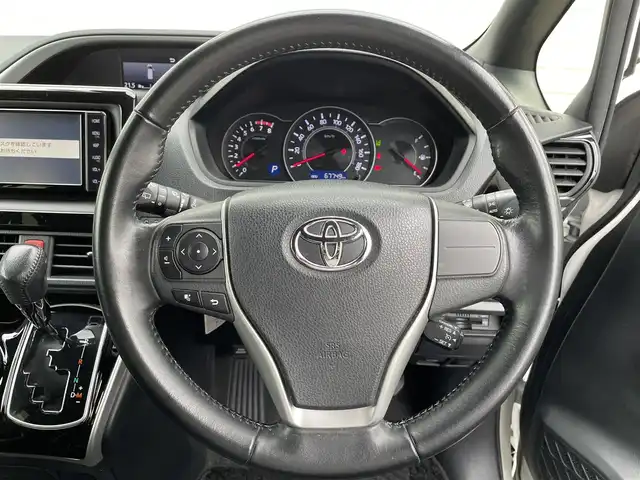 トヨタ ヴォクシー ZS 煌 愛知県 2019(平31)年 6.8万km ホワイトパールクリスタルシャイン ・純正SDメモリーナビ/・バックカメラ/・フルセグTV/・CD/DVD再生/・ETC（新セキュリティ対応）/・ミュージックサーバー（SD録音）/・Bluetooth接続/・3列シート/・両側パワースライドドア/・純正フロアマット/・純正16インチアルミホイール/・LEDヘッドライト/・オートマチックハイビーム/・コーナーセンサー（後方）/・横滑り防止装置/・衝突軽減ブレーキ/・レーンキープアシスト/・ドライブレコーダー（前）/・充電用USBポート（2個）/・MTモード付きAT/・クルーズコントロール/・全席オートエアコン/・モデリスタ シグネチャーイルミブレード