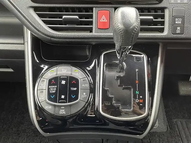 トヨタ ヴォクシー ZS 煌 愛知県 2019(平31)年 6.8万km ホワイトパールクリスタルシャイン ・純正SDメモリーナビ/・バックカメラ/・フルセグTV/・CD/DVD再生/・ETC（新セキュリティ対応）/・ミュージックサーバー（SD録音）/・Bluetooth接続/・3列シート/・両側パワースライドドア/・純正フロアマット/・純正16インチアルミホイール/・LEDヘッドライト/・オートマチックハイビーム/・コーナーセンサー（後方）/・横滑り防止装置/・衝突軽減ブレーキ/・レーンキープアシスト/・ドライブレコーダー（前）/・充電用USBポート（2個）/・MTモード付きAT/・クルーズコントロール/・全席オートエアコン/・モデリスタ シグネチャーイルミブレード