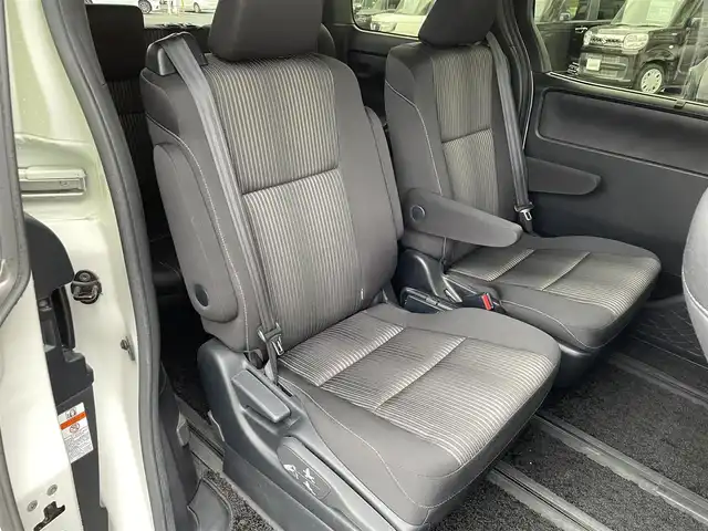 トヨタ ヴォクシー ZS 煌 愛知県 2019(平31)年 6.8万km ホワイトパールクリスタルシャイン ・純正SDメモリーナビ/・バックカメラ/・フルセグTV/・CD/DVD再生/・ETC（新セキュリティ対応）/・ミュージックサーバー（SD録音）/・Bluetooth接続/・3列シート/・両側パワースライドドア/・純正フロアマット/・純正16インチアルミホイール/・LEDヘッドライト/・オートマチックハイビーム/・コーナーセンサー（後方）/・横滑り防止装置/・衝突軽減ブレーキ/・レーンキープアシスト/・ドライブレコーダー（前）/・充電用USBポート（2個）/・MTモード付きAT/・クルーズコントロール/・全席オートエアコン/・モデリスタ シグネチャーイルミブレード
