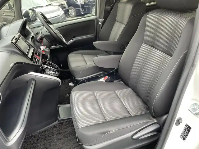 トヨタ ヴォクシー ZS 煌 愛知県 2019(平31)年 6.8万km ホワイトパールクリスタルシャイン ・純正SDメモリーナビ/・バックカメラ/・フルセグTV/・CD/DVD再生/・ETC（新セキュリティ対応）/・ミュージックサーバー（SD録音）/・Bluetooth接続/・3列シート/・両側パワースライドドア/・純正フロアマット/・純正16インチアルミホイール/・LEDヘッドライト/・オートマチックハイビーム/・コーナーセンサー（後方）/・横滑り防止装置/・衝突軽減ブレーキ/・レーンキープアシスト/・ドライブレコーダー（前）/・充電用USBポート（2個）/・MTモード付きAT/・クルーズコントロール/・全席オートエアコン/・モデリスタ シグネチャーイルミブレード