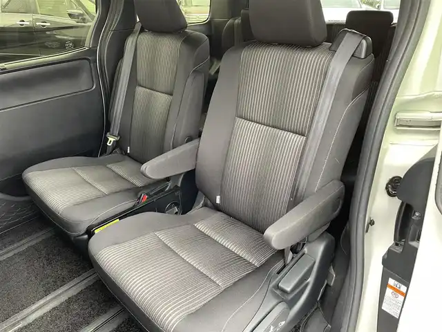トヨタ ヴォクシー ZS 煌 愛知県 2019(平31)年 6.8万km ホワイトパールクリスタルシャイン ・純正SDメモリーナビ/・バックカメラ/・フルセグTV/・CD/DVD再生/・ETC（新セキュリティ対応）/・ミュージックサーバー（SD録音）/・Bluetooth接続/・3列シート/・両側パワースライドドア/・純正フロアマット/・純正16インチアルミホイール/・LEDヘッドライト/・オートマチックハイビーム/・コーナーセンサー（後方）/・横滑り防止装置/・衝突軽減ブレーキ/・レーンキープアシスト/・ドライブレコーダー（前）/・充電用USBポート（2個）/・MTモード付きAT/・クルーズコントロール/・全席オートエアコン/・モデリスタ シグネチャーイルミブレード