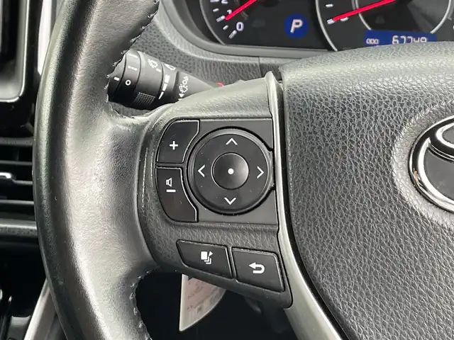 トヨタ ヴォクシー ZS 煌 愛知県 2019(平31)年 6.8万km ホワイトパールクリスタルシャイン ・純正SDメモリーナビ/・バックカメラ/・フルセグTV/・CD/DVD再生/・ETC（新セキュリティ対応）/・ミュージックサーバー（SD録音）/・Bluetooth接続/・3列シート/・両側パワースライドドア/・純正フロアマット/・純正16インチアルミホイール/・LEDヘッドライト/・オートマチックハイビーム/・コーナーセンサー（後方）/・横滑り防止装置/・衝突軽減ブレーキ/・レーンキープアシスト/・ドライブレコーダー（前）/・充電用USBポート（2個）/・MTモード付きAT/・クルーズコントロール/・全席オートエアコン/・モデリスタ シグネチャーイルミブレード