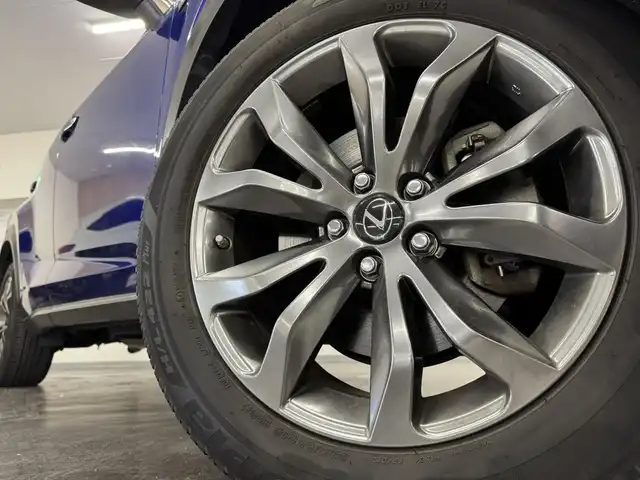 レクサス ＮＸ 300h Fスポーツ 三重県 2017(平29)年 5.8万km ヒートブルーコントラストレイヤリング ハイブリッド/FF/MTモード付フロアCVT/純正 7インチナビ/（AM/FM/CD/DVD/Blu-ray/SDREC/SD/USB/Bluetooth/VTR/AUX/TV）/バックガイドモニター＆助手席側サイドカメラ/【OP】“マークレビンソン” プレミアムサラウンドサウンドシステム/ビルトイン ETC2.0/安全/・【OP】プリクラッシュセーフティ［PCS］（ミリ波レーダー方式）/・【OP】レーダークルコン（全車速追従機能付）/・【OP】クリアランスソナー＆バックソナー/・車両接近通報装置/・タイヤ空気圧警告表示（TPMS）/装備/・【OP】パワーバックドア/・【OP】3眼フルLEDヘッドランプ/・Fスポーツ専用 本革スポーツシート（黒革）/・シートヒーター＆ベンチレーション（D/N）/・パワーシート（Dランバーサポート付8way・N8way）/・オートライト/・左右独立オートエアコン/・電子パーキングブレーキ＆オートブレーキホールド/・雨滴感応式フロントワイパー/・パドルシフト/・アクティブサウンドコントロール（ASC）/・ステアリングスイッチ/・自動防眩ルームミラー/・純正18inAW/・【OP】Fスポーツ専用色『ヒートブルーコントラストレイヤリング［8X1］』
