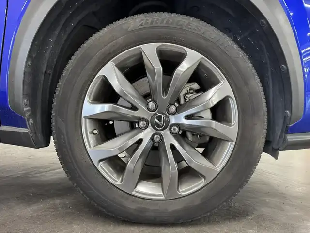 レクサス ＮＸ 300h Fスポーツ 三重県 2017(平29)年 5.8万km ヒートブルーコントラストレイヤリング ハイブリッド/FF/MTモード付フロアCVT/純正 7インチナビ/（AM/FM/CD/DVD/Blu-ray/SDREC/SD/USB/Bluetooth/VTR/AUX/TV）/バックガイドモニター＆助手席側サイドカメラ/【OP】“マークレビンソン” プレミアムサラウンドサウンドシステム/ビルトイン ETC2.0/安全/・【OP】プリクラッシュセーフティ［PCS］（ミリ波レーダー方式）/・【OP】レーダークルコン（全車速追従機能付）/・【OP】クリアランスソナー＆バックソナー/・車両接近通報装置/・タイヤ空気圧警告表示（TPMS）/装備/・【OP】パワーバックドア/・【OP】3眼フルLEDヘッドランプ/・Fスポーツ専用 本革スポーツシート（黒革）/・シートヒーター＆ベンチレーション（D/N）/・パワーシート（Dランバーサポート付8way・N8way）/・オートライト/・左右独立オートエアコン/・電子パーキングブレーキ＆オートブレーキホールド/・雨滴感応式フロントワイパー/・パドルシフト/・アクティブサウンドコントロール（ASC）/・ステアリングスイッチ/・自動防眩ルームミラー/・純正18inAW/・【OP】Fスポーツ専用色『ヒートブルーコントラストレイヤリング［8X1］』