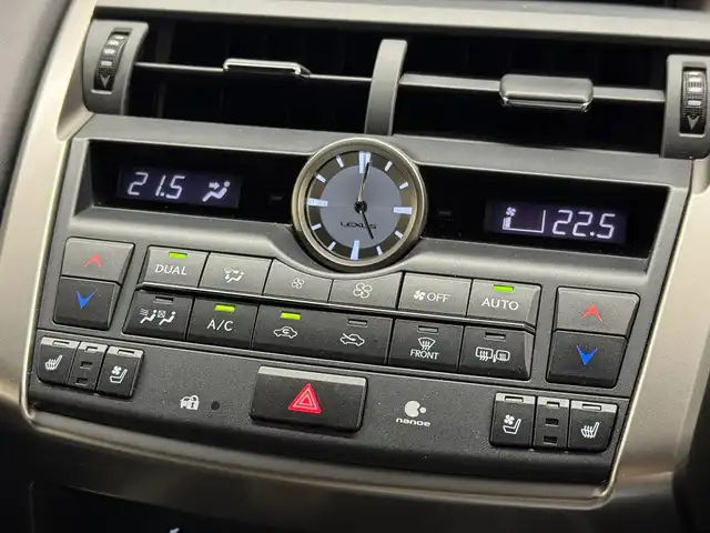 レクサス ＮＸ 300h Fスポーツ 三重県 2017(平29)年 5.8万km ヒートブルーコントラストレイヤリング ハイブリッド/FF/MTモード付フロアCVT/純正 7インチナビ/（AM/FM/CD/DVD/Blu-ray/SDREC/SD/USB/Bluetooth/VTR/AUX/TV）/バックガイドモニター＆助手席側サイドカメラ/【OP】“マークレビンソン” プレミアムサラウンドサウンドシステム/ビルトイン ETC2.0/安全/・【OP】プリクラッシュセーフティ［PCS］（ミリ波レーダー方式）/・【OP】レーダークルコン（全車速追従機能付）/・【OP】クリアランスソナー＆バックソナー/・車両接近通報装置/・タイヤ空気圧警告表示（TPMS）/装備/・【OP】パワーバックドア/・【OP】3眼フルLEDヘッドランプ/・Fスポーツ専用 本革スポーツシート（黒革）/・シートヒーター＆ベンチレーション（D/N）/・パワーシート（Dランバーサポート付8way・N8way）/・オートライト/・左右独立オートエアコン/・電子パーキングブレーキ＆オートブレーキホールド/・雨滴感応式フロントワイパー/・パドルシフト/・アクティブサウンドコントロール（ASC）/・ステアリングスイッチ/・自動防眩ルームミラー/・純正18inAW/・【OP】Fスポーツ専用色『ヒートブルーコントラストレイヤリング［8X1］』