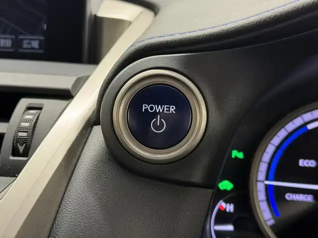 レクサス ＮＸ 300h Fスポーツ 三重県 2017(平29)年 5.8万km ヒートブルーコントラストレイヤリング ハイブリッド/FF/MTモード付フロアCVT/純正 7インチナビ/（AM/FM/CD/DVD/Blu-ray/SDREC/SD/USB/Bluetooth/VTR/AUX/TV）/バックガイドモニター＆助手席側サイドカメラ/【OP】“マークレビンソン” プレミアムサラウンドサウンドシステム/ビルトイン ETC2.0/安全/・【OP】プリクラッシュセーフティ［PCS］（ミリ波レーダー方式）/・【OP】レーダークルコン（全車速追従機能付）/・【OP】クリアランスソナー＆バックソナー/・車両接近通報装置/・タイヤ空気圧警告表示（TPMS）/装備/・【OP】パワーバックドア/・【OP】3眼フルLEDヘッドランプ/・Fスポーツ専用 本革スポーツシート（黒革）/・シートヒーター＆ベンチレーション（D/N）/・パワーシート（Dランバーサポート付8way・N8way）/・オートライト/・左右独立オートエアコン/・電子パーキングブレーキ＆オートブレーキホールド/・雨滴感応式フロントワイパー/・パドルシフト/・アクティブサウンドコントロール（ASC）/・ステアリングスイッチ/・自動防眩ルームミラー/・純正18inAW/・【OP】Fスポーツ専用色『ヒートブルーコントラストレイヤリング［8X1］』