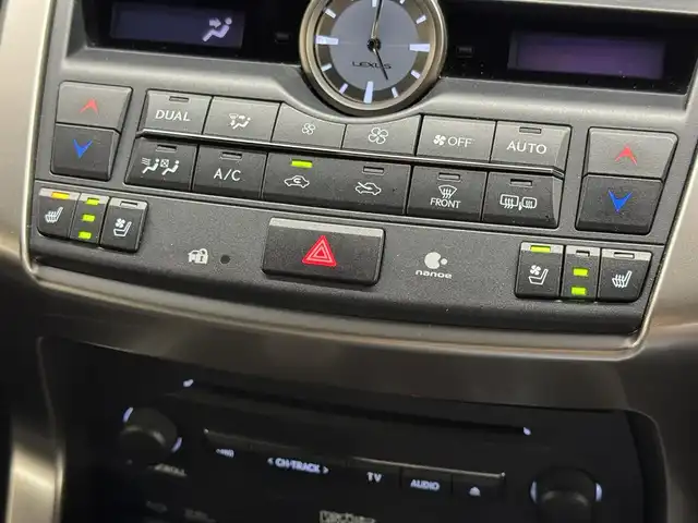 レクサス ＮＸ 300h Fスポーツ 三重県 2017(平29)年 5.8万km ヒートブルーコントラストレイヤリング ハイブリッド/FF/MTモード付フロアCVT/純正 7インチナビ/（AM/FM/CD/DVD/Blu-ray/SDREC/SD/USB/Bluetooth/VTR/AUX/TV）/バックガイドモニター＆助手席側サイドカメラ/【OP】“マークレビンソン” プレミアムサラウンドサウンドシステム/ビルトイン ETC2.0/安全/・【OP】プリクラッシュセーフティ［PCS］（ミリ波レーダー方式）/・【OP】レーダークルコン（全車速追従機能付）/・【OP】クリアランスソナー＆バックソナー/・車両接近通報装置/・タイヤ空気圧警告表示（TPMS）/装備/・【OP】パワーバックドア/・【OP】3眼フルLEDヘッドランプ/・Fスポーツ専用 本革スポーツシート（黒革）/・シートヒーター＆ベンチレーション（D/N）/・パワーシート（Dランバーサポート付8way・N8way）/・オートライト/・左右独立オートエアコン/・電子パーキングブレーキ＆オートブレーキホールド/・雨滴感応式フロントワイパー/・パドルシフト/・アクティブサウンドコントロール（ASC）/・ステアリングスイッチ/・自動防眩ルームミラー/・純正18inAW/・【OP】Fスポーツ専用色『ヒートブルーコントラストレイヤリング［8X1］』