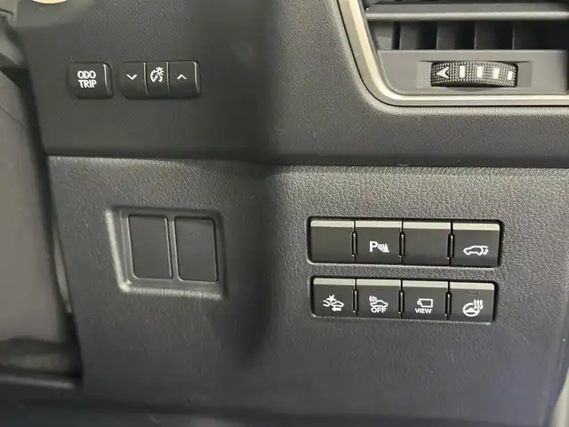 レクサス ＮＸ 300h Fスポーツ 三重県 2017(平29)年 5.8万km ヒートブルーコントラストレイヤリング ハイブリッド/FF/MTモード付フロアCVT/純正 7インチナビ/（AM/FM/CD/DVD/Blu-ray/SDREC/SD/USB/Bluetooth/VTR/AUX/TV）/バックガイドモニター＆助手席側サイドカメラ/【OP】“マークレビンソン” プレミアムサラウンドサウンドシステム/ビルトイン ETC2.0/安全/・【OP】プリクラッシュセーフティ［PCS］（ミリ波レーダー方式）/・【OP】レーダークルコン（全車速追従機能付）/・【OP】クリアランスソナー＆バックソナー/・車両接近通報装置/・タイヤ空気圧警告表示（TPMS）/装備/・【OP】パワーバックドア/・【OP】3眼フルLEDヘッドランプ/・Fスポーツ専用 本革スポーツシート（黒革）/・シートヒーター＆ベンチレーション（D/N）/・パワーシート（Dランバーサポート付8way・N8way）/・オートライト/・左右独立オートエアコン/・電子パーキングブレーキ＆オートブレーキホールド/・雨滴感応式フロントワイパー/・パドルシフト/・アクティブサウンドコントロール（ASC）/・ステアリングスイッチ/・自動防眩ルームミラー/・純正18inAW/・【OP】Fスポーツ専用色『ヒートブルーコントラストレイヤリング［8X1］』