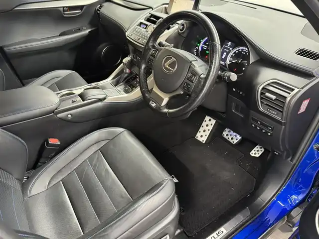 レクサス ＮＸ 300h Fスポーツ 三重県 2017(平29)年 5.8万km ヒートブルーコントラストレイヤリング ハイブリッド/FF/MTモード付フロアCVT/純正 7インチナビ/（AM/FM/CD/DVD/Blu-ray/SDREC/SD/USB/Bluetooth/VTR/AUX/TV）/バックガイドモニター＆助手席側サイドカメラ/【OP】“マークレビンソン” プレミアムサラウンドサウンドシステム/ビルトイン ETC2.0/安全/・【OP】プリクラッシュセーフティ［PCS］（ミリ波レーダー方式）/・【OP】レーダークルコン（全車速追従機能付）/・【OP】クリアランスソナー＆バックソナー/・車両接近通報装置/・タイヤ空気圧警告表示（TPMS）/装備/・【OP】パワーバックドア/・【OP】3眼フルLEDヘッドランプ/・Fスポーツ専用 本革スポーツシート（黒革）/・シートヒーター＆ベンチレーション（D/N）/・パワーシート（Dランバーサポート付8way・N8way）/・オートライト/・左右独立オートエアコン/・電子パーキングブレーキ＆オートブレーキホールド/・雨滴感応式フロントワイパー/・パドルシフト/・アクティブサウンドコントロール（ASC）/・ステアリングスイッチ/・自動防眩ルームミラー/・純正18inAW/・【OP】Fスポーツ専用色『ヒートブルーコントラストレイヤリング［8X1］』