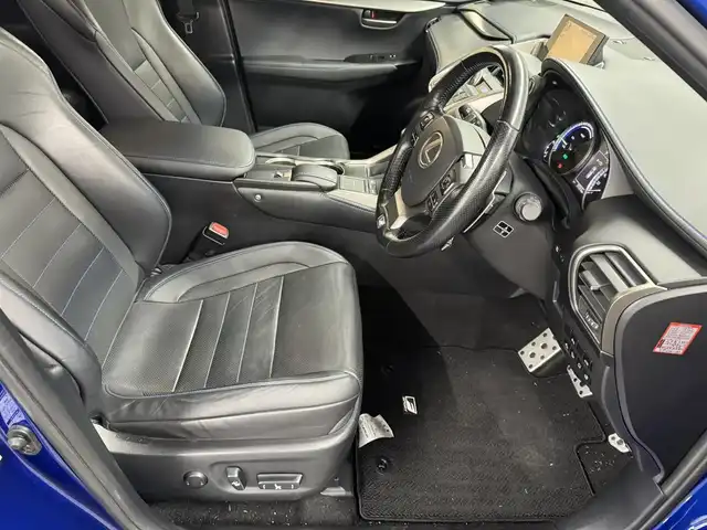 レクサス ＮＸ 300h Fスポーツ 三重県 2017(平29)年 5.8万km ヒートブルーコントラストレイヤリング ハイブリッド/FF/MTモード付フロアCVT/純正 7インチナビ/（AM/FM/CD/DVD/Blu-ray/SDREC/SD/USB/Bluetooth/VTR/AUX/TV）/バックガイドモニター＆助手席側サイドカメラ/【OP】“マークレビンソン” プレミアムサラウンドサウンドシステム/ビルトイン ETC2.0/安全/・【OP】プリクラッシュセーフティ［PCS］（ミリ波レーダー方式）/・【OP】レーダークルコン（全車速追従機能付）/・【OP】クリアランスソナー＆バックソナー/・車両接近通報装置/・タイヤ空気圧警告表示（TPMS）/装備/・【OP】パワーバックドア/・【OP】3眼フルLEDヘッドランプ/・Fスポーツ専用 本革スポーツシート（黒革）/・シートヒーター＆ベンチレーション（D/N）/・パワーシート（Dランバーサポート付8way・N8way）/・オートライト/・左右独立オートエアコン/・電子パーキングブレーキ＆オートブレーキホールド/・雨滴感応式フロントワイパー/・パドルシフト/・アクティブサウンドコントロール（ASC）/・ステアリングスイッチ/・自動防眩ルームミラー/・純正18inAW/・【OP】Fスポーツ専用色『ヒートブルーコントラストレイヤリング［8X1］』