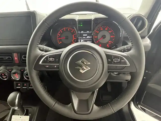 スズキ ジムニー XC 埼玉県 2025(令7)年 0.1万km未満 ブルーイッシュブラックパール3 届出済み未使用車/スズキセーフティサポート/・デュアルセンサーブレーキサポート/・車線逸脱警報機能/・ふらつき警報機能/・先行車発進お知らせ機能/・ヘッドライトウォッシャー/・標識認識/クルーズコントロール/前席シートヒーター/LEDヘッドライト/フォグランプ/純正16インチアルミホイール/ダウンヒルアシストコントロール/プッシュスタート/スマートキー