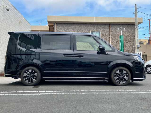 ホンダ ステップワゴン スパーダ eHEV 静岡県 2024(令6)年 0.5万km クリスタルブラックパール エンジンスタートボタン/パワーウィンドウ/パワーステアリング/パドルシフト/アイドリングストップ/スマートキー/スペアキー/Wオートエアコン/クルーズコントロール/ETC2.0/USB入力端子/全方位カメラ/純正11.4インチナビ（CD/DVD/BT/フルセグ）/三列シート/オットマン/電動リアゲート/純正ドライブレコーダー前後/ウォークスルー/純正フロアマット/純正アルミホイール/両側パワースライドドア/ハーフレザー/D席N席シートヒーター/ABS/横滑り防止装置/コーナーセンサー前後/レーンキープアシスト/オートライト/オートマチックハイビーム/LEDヘッドライト/W＋サイドエアバック/衝突軽減システム/カーテンエアバック/BSM/ホンダセンシング