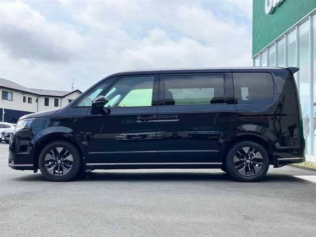 ホンダ ステップワゴン スパーダ eHEV 静岡県 2024(令6)年 0.5万km クリスタルブラックパール エンジンスタートボタン/パワーウィンドウ/パワーステアリング/パドルシフト/アイドリングストップ/スマートキー/スペアキー/Wオートエアコン/クルーズコントロール/ETC2.0/USB入力端子/全方位カメラ/純正11.4インチナビ（CD/DVD/BT/フルセグ）/三列シート/オットマン/電動リアゲート/純正ドライブレコーダー前後/ウォークスルー/純正フロアマット/純正アルミホイール/両側パワースライドドア/ハーフレザー/D席N席シートヒーター/ABS/横滑り防止装置/コーナーセンサー前後/レーンキープアシスト/オートライト/オートマチックハイビーム/LEDヘッドライト/W＋サイドエアバック/衝突軽減システム/カーテンエアバック/BSM/ホンダセンシング
