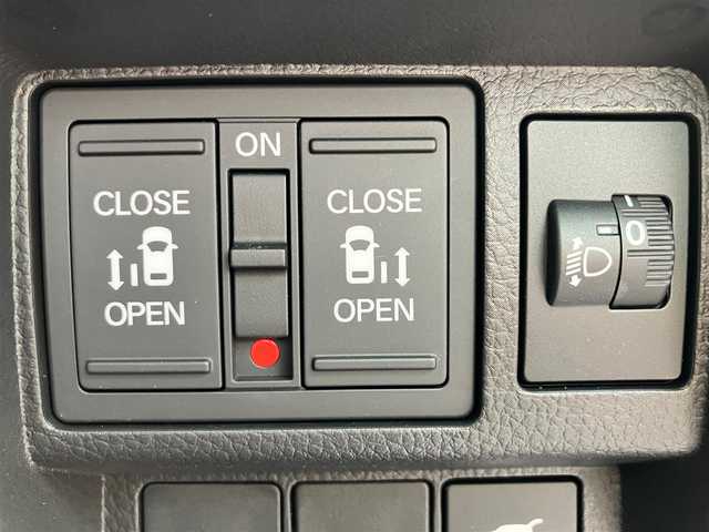ホンダ ステップワゴン スパーダ eHEV 静岡県 2024(令6)年 0.5万km クリスタルブラックパール エンジンスタートボタン/パワーウィンドウ/パワーステアリング/パドルシフト/アイドリングストップ/スマートキー/スペアキー/Wオートエアコン/クルーズコントロール/ETC2.0/USB入力端子/全方位カメラ/純正11.4インチナビ（CD/DVD/BT/フルセグ）/三列シート/オットマン/電動リアゲート/純正ドライブレコーダー前後/ウォークスルー/純正フロアマット/純正アルミホイール/両側パワースライドドア/ハーフレザー/D席N席シートヒーター/ABS/横滑り防止装置/コーナーセンサー前後/レーンキープアシスト/オートライト/オートマチックハイビーム/LEDヘッドライト/W＋サイドエアバック/衝突軽減システム/カーテンエアバック/BSM/ホンダセンシング