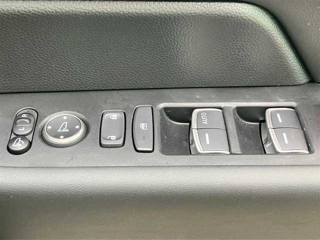 ホンダ ステップワゴン スパーダ eHEV 静岡県 2024(令6)年 0.5万km クリスタルブラックパール エンジンスタートボタン/パワーウィンドウ/パワーステアリング/パドルシフト/アイドリングストップ/スマートキー/スペアキー/Wオートエアコン/クルーズコントロール/ETC2.0/USB入力端子/全方位カメラ/純正11.4インチナビ（CD/DVD/BT/フルセグ）/三列シート/オットマン/電動リアゲート/純正ドライブレコーダー前後/ウォークスルー/純正フロアマット/純正アルミホイール/両側パワースライドドア/ハーフレザー/D席N席シートヒーター/ABS/横滑り防止装置/コーナーセンサー前後/レーンキープアシスト/オートライト/オートマチックハイビーム/LEDヘッドライト/W＋サイドエアバック/衝突軽減システム/カーテンエアバック/BSM/ホンダセンシング