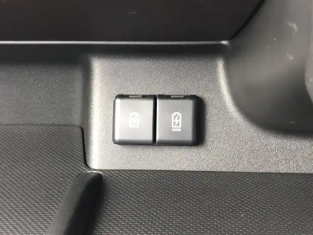 スズキ スペーシア カスタム HYBRID XS 愛知県 2024(令6)年 0.4万km ピュアホワイトP スズキセーフティサポート/　　・デュアルセンサーブレーキサポート/　　・車線維持支援機能/　　・車線逸脱抑制機能　　/　　・ふらつき警報機能/　　・アダプティブクルーズコントロール/　　・ハイビームアシスト/　　・全方位モニター/　　・ヘッドアップディスプレイ/メーカーオプション9インチナビ/　　・BT/フルセグ/革巻きステアリング/ステアリングリモコン/ステアリングヒーター/ハーフレザーシート/シートヒーター（前席）/シートバックテーブル/両側パワースライドドア/純正LEDヘッドライト/フォグランプ/純正15インチアルミホイール/取扱説明書/保証書