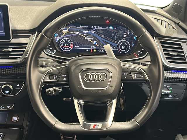 アウディ ＳＱ５ 新潟県 2019(令1)年 4.3万km ミトスブラックメタリック スペシャルオプション /・バーチャルコックピット/・プライバシーガラス /・Bang & Olufsen 3D アドバンストサウンドシステム /・アダプティブスポーツエアサスペンション /・ファインナッパレザーダイヤモンドステッチ /・カラードブレーキキャリパーレッド/・シートヒーター（フロント/リヤ）/MMI ナビゲーション/アダプティブクルーズコントロール/アクティブレーンアシスト/トラフィックジャムアシスト/ストップ&ゴー/ターンアシスト/アウディプレセンス シティ/アウディプレセンス リヤ/アウディプレセンス ベーシック/アウディサイドアシスト/エグジットワーニング/リヤクロストラフィックアシスト/アウディホールドアシスト/パークアシスト/サラウンドビューカメラ/マトリクスLED ヘッドライト（ダイナミックターンインディケーター） LEDリヤコンビネーションライト（ダイナミックターンインディケーター）/ヘッドライトウォッシャー/エクステリアミラーハウジング アルミニウム/オートマチックテールゲート/スペアキー/ETC2.0