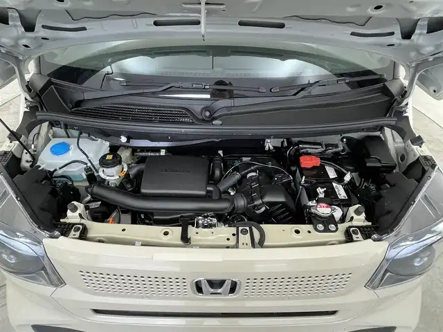 ホンダ Ｎ ＢＯＸ ファッションスタイル 滋賀県 2025(令7)年 0.1千km プレミアムアイボリーパールⅡ 届出済未使用車/純正9インチナビ/【Bluetooth/CD/DVD/フルセグTV/Apple CarPlay/Android Auto】/ホンダセンシング/・衝突軽減ブレーキ（CMBS）/・先行車発進お知らせ機能/・歩行者事故低減ステアリング/・路外逸脱抑制機能/・標識認識機能/・渋滞追従機能付アダプティブクルーズコントロール/・車線維持支援システム（LKAS）/・誤発進抑制機能/・後方誤発進抑制機能/・近距離衝突軽減ブレーキ/・急アクセル抑制機能/・パーキングセンサーシステム/・オートマチックハイビーム/両側パワースライドドア/バックカメラ/LEDヘッドライト/電動パーキングブレーキ/オートブレーキホールド/プッシュスタート/スマートキー/ステアリングリモコン