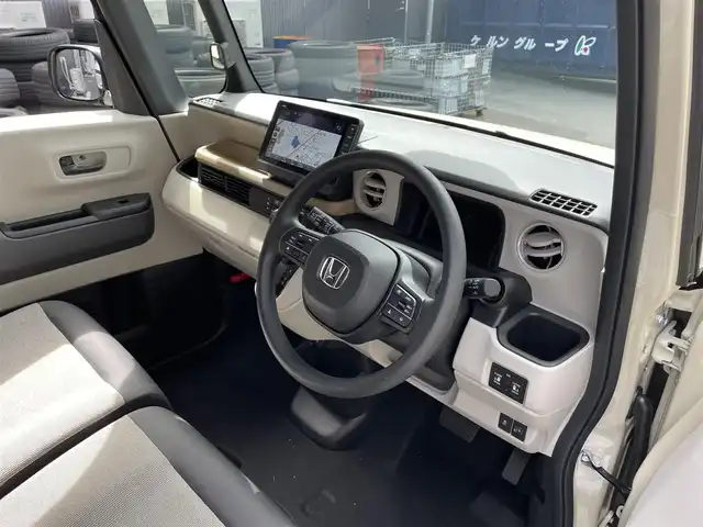 ホンダ Ｎ ＢＯＸ ファッションスタイル 滋賀県 2025(令7)年 0.1千km プレミアムアイボリーパールⅡ 届出済未使用車/純正9インチナビ/【Bluetooth/CD/DVD/フルセグTV/Apple CarPlay/Android Auto】/ホンダセンシング/・衝突軽減ブレーキ（CMBS）/・先行車発進お知らせ機能/・歩行者事故低減ステアリング/・路外逸脱抑制機能/・標識認識機能/・渋滞追従機能付アダプティブクルーズコントロール/・車線維持支援システム（LKAS）/・誤発進抑制機能/・後方誤発進抑制機能/・近距離衝突軽減ブレーキ/・急アクセル抑制機能/・パーキングセンサーシステム/・オートマチックハイビーム/両側パワースライドドア/バックカメラ/LEDヘッドライト/電動パーキングブレーキ/オートブレーキホールド/プッシュスタート/スマートキー/ステアリングリモコン