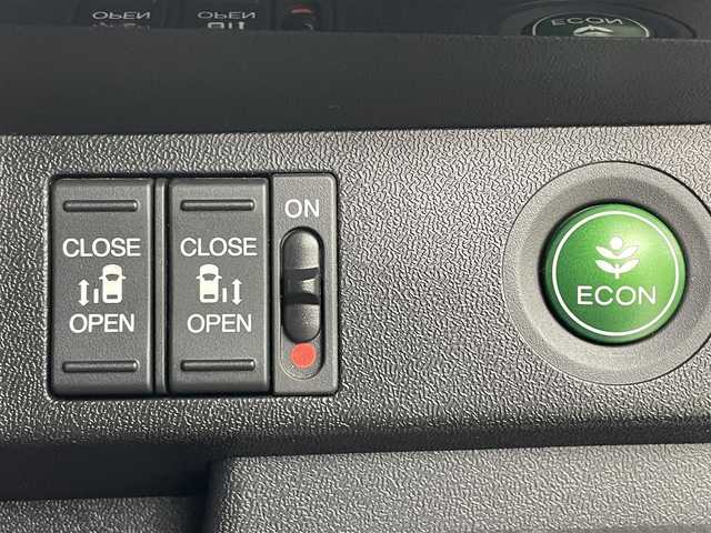 ホンダ ステップワゴン スパーダ ホンダセンシング 茨城県 2016(平28)年 7万km ホワイトオーキッドパール 純正9インチプレミアムインターナビ/ワンセグ/CD/DVD/Bluetooth/AM/FM/ホンダセンシング/・衝突軽減ブレーキ/・アダプティブ・クルーズ・コントロール/・車線維持支援システム/・路外逸脱抑制機能/・誤発進抑制機能/・先行車発進お知らせ機能/・標識認識機能/エアロ(フロント/サイド)/バックカメラ/フリップダウンモニター/LEDヘッドライト/オートライト/Clazziシートカバー