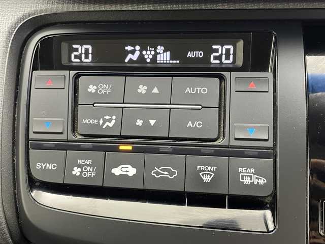 ホンダ ステップワゴン スパーダ ホンダセンシング 茨城県 2016(平28)年 7万km ホワイトオーキッドパール 純正9インチプレミアムインターナビ/ワンセグ/CD/DVD/Bluetooth/AM/FM/ホンダセンシング/・衝突軽減ブレーキ/・アダプティブ・クルーズ・コントロール/・車線維持支援システム/・路外逸脱抑制機能/・誤発進抑制機能/・先行車発進お知らせ機能/・標識認識機能/エアロ(フロント/サイド)/バックカメラ/フリップダウンモニター/LEDヘッドライト/オートライト/Clazziシートカバー