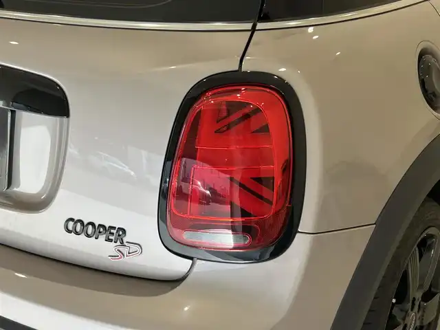 ＭＩＮＩ ミニ クーパー SD 熊本県 2022(令4)年 4.8万km グレーⅡ ハーフレザーシート/シートヒーター/純正HDDナビ/Bluetooth/USB/CarPlay/バックカメラ/コーナーセンサー（PDC）/パーキングアシスト/アダプティブクルーズコントロール/インテリジェントセーフティー/前後ドライブレコーダー/ETC2.0/LEDヘッドライト/ユニオンジャックテールライト/パドルシフト/アンビエントライト/【クーパーSD ・ ルーフトップグレー】