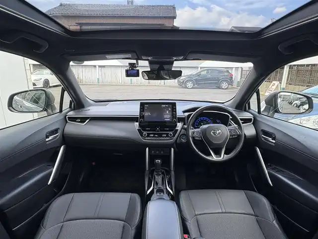 トヨタ カローラ クロス ハイブリッド Z 三重県 2022(令4)年 5.5万km セメントグレーメタリック ♪ワンオーナー /ガラスルーフ/プリクラッシュセーフティ/レーントレーシングアシスト/ブラインドスポットモニター/リヤクロストラフィックアラート/パーキングサポートブレーキ/ロードサインアシスト/レーダークルーズコントロール/オートマチックハイビーム/オートブレーキホールド/パワーバックドア/パワーシート /前席シートヒーター/ハーフレザーシート/スマートキー×2/プッシュスタート/純正ディスプレイオーディオ/・USB・Bluetoothオーディオ/・Apple Car Play/・Android Auto/・パノラミックビューモニター/・バック/サイド/フロントカメラ/前後ドライブレコーダー/AC100V/ルーフレール/純正18インチAW/LEDヘッドライト/LEDフォグライト/オートライト/ウィンカーミラー/オートリトラクタブルミラー/革巻ステアリング/ステアリングスイッチ/プライバシーガラス/フロアマット/ビルトインETC/サイド/カーテン/ニーエアバック