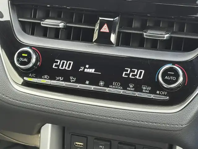 トヨタ カローラ クロス ハイブリッド Z 三重県 2022(令4)年 5.5万km セメントグレーメタリック ♪ワンオーナー /ガラスルーフ/プリクラッシュセーフティ/レーントレーシングアシスト/ブラインドスポットモニター/リヤクロストラフィックアラート/パーキングサポートブレーキ/ロードサインアシスト/レーダークルーズコントロール/オートマチックハイビーム/オートブレーキホールド/パワーバックドア/パワーシート /前席シートヒーター/ハーフレザーシート/スマートキー×2/プッシュスタート/純正ディスプレイオーディオ/・USB・Bluetoothオーディオ/・Apple Car Play/・Android Auto/・パノラミックビューモニター/・バック/サイド/フロントカメラ/前後ドライブレコーダー/AC100V/ルーフレール/純正18インチAW/LEDヘッドライト/LEDフォグライト/オートライト/ウィンカーミラー/オートリトラクタブルミラー/革巻ステアリング/ステアリングスイッチ/プライバシーガラス/フロアマット/ビルトインETC/サイド/カーテン/ニーエアバック