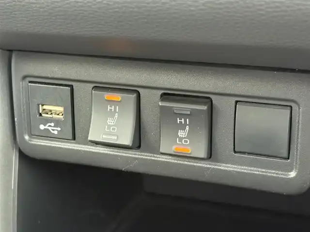 トヨタ カローラ クロス ハイブリッド Z 三重県 2022(令4)年 5.5万km セメントグレーメタリック ♪ワンオーナー /ガラスルーフ/プリクラッシュセーフティ/レーントレーシングアシスト/ブラインドスポットモニター/リヤクロストラフィックアラート/パーキングサポートブレーキ/ロードサインアシスト/レーダークルーズコントロール/オートマチックハイビーム/オートブレーキホールド/パワーバックドア/パワーシート /前席シートヒーター/ハーフレザーシート/スマートキー×2/プッシュスタート/純正ディスプレイオーディオ/・USB・Bluetoothオーディオ/・Apple Car Play/・Android Auto/・パノラミックビューモニター/・バック/サイド/フロントカメラ/前後ドライブレコーダー/AC100V/ルーフレール/純正18インチAW/LEDヘッドライト/LEDフォグライト/オートライト/ウィンカーミラー/オートリトラクタブルミラー/革巻ステアリング/ステアリングスイッチ/プライバシーガラス/フロアマット/ビルトインETC/サイド/カーテン/ニーエアバック