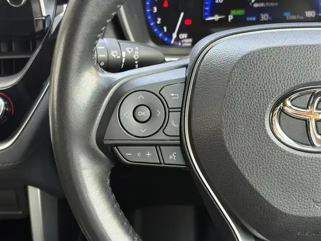 トヨタ カローラ クロス ハイブリッド Z 三重県 2022(令4)年 5.5万km セメントグレーメタリック ♪ワンオーナー /ガラスルーフ/プリクラッシュセーフティ/レーントレーシングアシスト/ブラインドスポットモニター/リヤクロストラフィックアラート/パーキングサポートブレーキ/ロードサインアシスト/レーダークルーズコントロール/オートマチックハイビーム/オートブレーキホールド/パワーバックドア/パワーシート /前席シートヒーター/ハーフレザーシート/スマートキー×2/プッシュスタート/純正ディスプレイオーディオ/・USB・Bluetoothオーディオ/・Apple Car Play/・Android Auto/・パノラミックビューモニター/・バック/サイド/フロントカメラ/前後ドライブレコーダー/AC100V/ルーフレール/純正18インチAW/LEDヘッドライト/LEDフォグライト/オートライト/ウィンカーミラー/オートリトラクタブルミラー/革巻ステアリング/ステアリングスイッチ/プライバシーガラス/フロアマット/ビルトインETC/サイド/カーテン/ニーエアバック