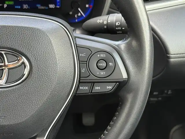トヨタ カローラ クロス ハイブリッド Z 三重県 2022(令4)年 5.5万km セメントグレーメタリック ♪ワンオーナー /ガラスルーフ/プリクラッシュセーフティ/レーントレーシングアシスト/ブラインドスポットモニター/リヤクロストラフィックアラート/パーキングサポートブレーキ/ロードサインアシスト/レーダークルーズコントロール/オートマチックハイビーム/オートブレーキホールド/パワーバックドア/パワーシート /前席シートヒーター/ハーフレザーシート/スマートキー×2/プッシュスタート/純正ディスプレイオーディオ/・USB・Bluetoothオーディオ/・Apple Car Play/・Android Auto/・パノラミックビューモニター/・バック/サイド/フロントカメラ/前後ドライブレコーダー/AC100V/ルーフレール/純正18インチAW/LEDヘッドライト/LEDフォグライト/オートライト/ウィンカーミラー/オートリトラクタブルミラー/革巻ステアリング/ステアリングスイッチ/プライバシーガラス/フロアマット/ビルトインETC/サイド/カーテン/ニーエアバック