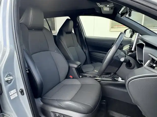 トヨタ カローラ クロス ハイブリッド Z 三重県 2022(令4)年 5.5万km セメントグレーメタリック ♪ワンオーナー /ガラスルーフ/プリクラッシュセーフティ/レーントレーシングアシスト/ブラインドスポットモニター/リヤクロストラフィックアラート/パーキングサポートブレーキ/ロードサインアシスト/レーダークルーズコントロール/オートマチックハイビーム/オートブレーキホールド/パワーバックドア/パワーシート /前席シートヒーター/ハーフレザーシート/スマートキー×2/プッシュスタート/純正ディスプレイオーディオ/・USB・Bluetoothオーディオ/・Apple Car Play/・Android Auto/・パノラミックビューモニター/・バック/サイド/フロントカメラ/前後ドライブレコーダー/AC100V/ルーフレール/純正18インチAW/LEDヘッドライト/LEDフォグライト/オートライト/ウィンカーミラー/オートリトラクタブルミラー/革巻ステアリング/ステアリングスイッチ/プライバシーガラス/フロアマット/ビルトインETC/サイド/カーテン/ニーエアバック
