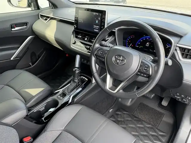 トヨタ カローラ クロス ハイブリッド Z 三重県 2022(令4)年 5.5万km セメントグレーメタリック ♪ワンオーナー /ガラスルーフ/プリクラッシュセーフティ/レーントレーシングアシスト/ブラインドスポットモニター/リヤクロストラフィックアラート/パーキングサポートブレーキ/ロードサインアシスト/レーダークルーズコントロール/オートマチックハイビーム/オートブレーキホールド/パワーバックドア/パワーシート /前席シートヒーター/ハーフレザーシート/スマートキー×2/プッシュスタート/純正ディスプレイオーディオ/・USB・Bluetoothオーディオ/・Apple Car Play/・Android Auto/・パノラミックビューモニター/・バック/サイド/フロントカメラ/前後ドライブレコーダー/AC100V/ルーフレール/純正18インチAW/LEDヘッドライト/LEDフォグライト/オートライト/ウィンカーミラー/オートリトラクタブルミラー/革巻ステアリング/ステアリングスイッチ/プライバシーガラス/フロアマット/ビルトインETC/サイド/カーテン/ニーエアバック
