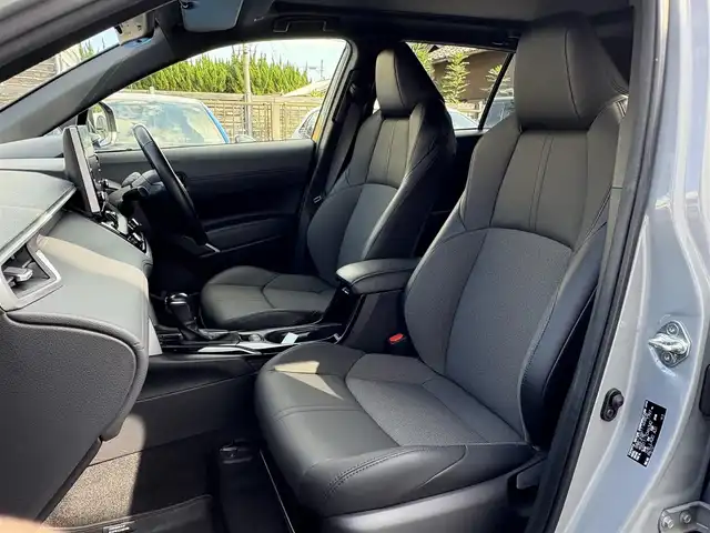 トヨタ カローラ クロス ハイブリッド Z 三重県 2022(令4)年 5.5万km セメントグレーメタリック ♪ワンオーナー /ガラスルーフ/プリクラッシュセーフティ/レーントレーシングアシスト/ブラインドスポットモニター/リヤクロストラフィックアラート/パーキングサポートブレーキ/ロードサインアシスト/レーダークルーズコントロール/オートマチックハイビーム/オートブレーキホールド/パワーバックドア/パワーシート /前席シートヒーター/ハーフレザーシート/スマートキー×2/プッシュスタート/純正ディスプレイオーディオ/・USB・Bluetoothオーディオ/・Apple Car Play/・Android Auto/・パノラミックビューモニター/・バック/サイド/フロントカメラ/前後ドライブレコーダー/AC100V/ルーフレール/純正18インチAW/LEDヘッドライト/LEDフォグライト/オートライト/ウィンカーミラー/オートリトラクタブルミラー/革巻ステアリング/ステアリングスイッチ/プライバシーガラス/フロアマット/ビルトインETC/サイド/カーテン/ニーエアバック
