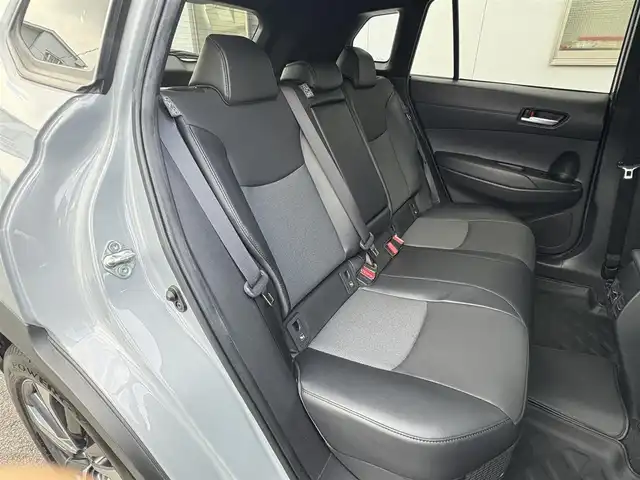 トヨタ カローラ クロス ハイブリッド Z 三重県 2022(令4)年 5.5万km セメントグレーメタリック ♪ワンオーナー /ガラスルーフ/プリクラッシュセーフティ/レーントレーシングアシスト/ブラインドスポットモニター/リヤクロストラフィックアラート/パーキングサポートブレーキ/ロードサインアシスト/レーダークルーズコントロール/オートマチックハイビーム/オートブレーキホールド/パワーバックドア/パワーシート /前席シートヒーター/ハーフレザーシート/スマートキー×2/プッシュスタート/純正ディスプレイオーディオ/・USB・Bluetoothオーディオ/・Apple Car Play/・Android Auto/・パノラミックビューモニター/・バック/サイド/フロントカメラ/前後ドライブレコーダー/AC100V/ルーフレール/純正18インチAW/LEDヘッドライト/LEDフォグライト/オートライト/ウィンカーミラー/オートリトラクタブルミラー/革巻ステアリング/ステアリングスイッチ/プライバシーガラス/フロアマット/ビルトインETC/サイド/カーテン/ニーエアバック