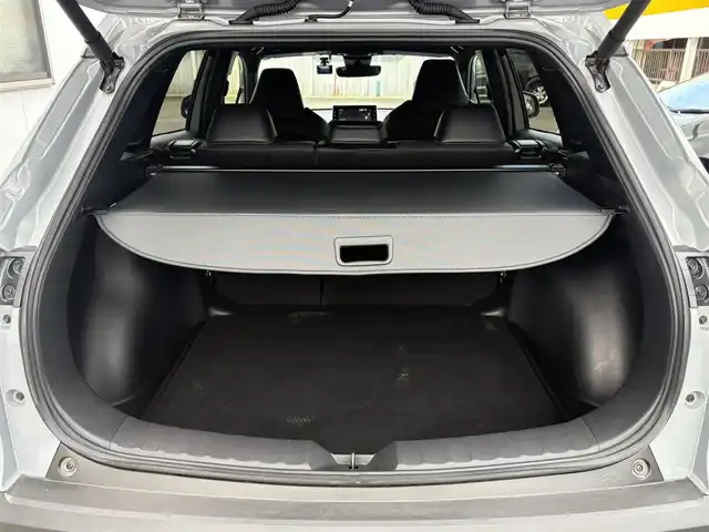 トヨタ カローラ クロス ハイブリッド Z 三重県 2022(令4)年 5.5万km セメントグレーメタリック ♪ワンオーナー /ガラスルーフ/プリクラッシュセーフティ/レーントレーシングアシスト/ブラインドスポットモニター/リヤクロストラフィックアラート/パーキングサポートブレーキ/ロードサインアシスト/レーダークルーズコントロール/オートマチックハイビーム/オートブレーキホールド/パワーバックドア/パワーシート /前席シートヒーター/ハーフレザーシート/スマートキー×2/プッシュスタート/純正ディスプレイオーディオ/・USB・Bluetoothオーディオ/・Apple Car Play/・Android Auto/・パノラミックビューモニター/・バック/サイド/フロントカメラ/前後ドライブレコーダー/AC100V/ルーフレール/純正18インチAW/LEDヘッドライト/LEDフォグライト/オートライト/ウィンカーミラー/オートリトラクタブルミラー/革巻ステアリング/ステアリングスイッチ/プライバシーガラス/フロアマット/ビルトインETC/サイド/カーテン/ニーエアバック