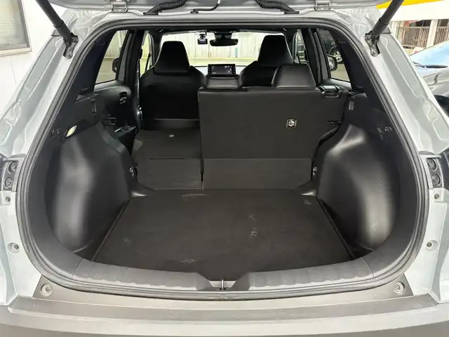 トヨタ カローラ クロス ハイブリッド Z 三重県 2022(令4)年 5.5万km セメントグレーメタリック ♪ワンオーナー /ガラスルーフ/プリクラッシュセーフティ/レーントレーシングアシスト/ブラインドスポットモニター/リヤクロストラフィックアラート/パーキングサポートブレーキ/ロードサインアシスト/レーダークルーズコントロール/オートマチックハイビーム/オートブレーキホールド/パワーバックドア/パワーシート /前席シートヒーター/ハーフレザーシート/スマートキー×2/プッシュスタート/純正ディスプレイオーディオ/・USB・Bluetoothオーディオ/・Apple Car Play/・Android Auto/・パノラミックビューモニター/・バック/サイド/フロントカメラ/前後ドライブレコーダー/AC100V/ルーフレール/純正18インチAW/LEDヘッドライト/LEDフォグライト/オートライト/ウィンカーミラー/オートリトラクタブルミラー/革巻ステアリング/ステアリングスイッチ/プライバシーガラス/フロアマット/ビルトインETC/サイド/カーテン/ニーエアバック