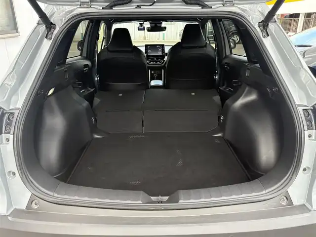 トヨタ カローラ クロス ハイブリッド Z 三重県 2022(令4)年 5.5万km セメントグレーメタリック ♪ワンオーナー /ガラスルーフ/プリクラッシュセーフティ/レーントレーシングアシスト/ブラインドスポットモニター/リヤクロストラフィックアラート/パーキングサポートブレーキ/ロードサインアシスト/レーダークルーズコントロール/オートマチックハイビーム/オートブレーキホールド/パワーバックドア/パワーシート /前席シートヒーター/ハーフレザーシート/スマートキー×2/プッシュスタート/純正ディスプレイオーディオ/・USB・Bluetoothオーディオ/・Apple Car Play/・Android Auto/・パノラミックビューモニター/・バック/サイド/フロントカメラ/前後ドライブレコーダー/AC100V/ルーフレール/純正18インチAW/LEDヘッドライト/LEDフォグライト/オートライト/ウィンカーミラー/オートリトラクタブルミラー/革巻ステアリング/ステアリングスイッチ/プライバシーガラス/フロアマット/ビルトインETC/サイド/カーテン/ニーエアバック