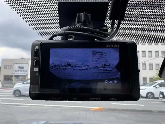トヨタ カローラ クロス ハイブリッド Z 三重県 2022(令4)年 5.5万km セメントグレーメタリック ♪ワンオーナー /ガラスルーフ/プリクラッシュセーフティ/レーントレーシングアシスト/ブラインドスポットモニター/リヤクロストラフィックアラート/パーキングサポートブレーキ/ロードサインアシスト/レーダークルーズコントロール/オートマチックハイビーム/オートブレーキホールド/パワーバックドア/パワーシート /前席シートヒーター/ハーフレザーシート/スマートキー×2/プッシュスタート/純正ディスプレイオーディオ/・USB・Bluetoothオーディオ/・Apple Car Play/・Android Auto/・パノラミックビューモニター/・バック/サイド/フロントカメラ/前後ドライブレコーダー/AC100V/ルーフレール/純正18インチAW/LEDヘッドライト/LEDフォグライト/オートライト/ウィンカーミラー/オートリトラクタブルミラー/革巻ステアリング/ステアリングスイッチ/プライバシーガラス/フロアマット/ビルトインETC/サイド/カーテン/ニーエアバック