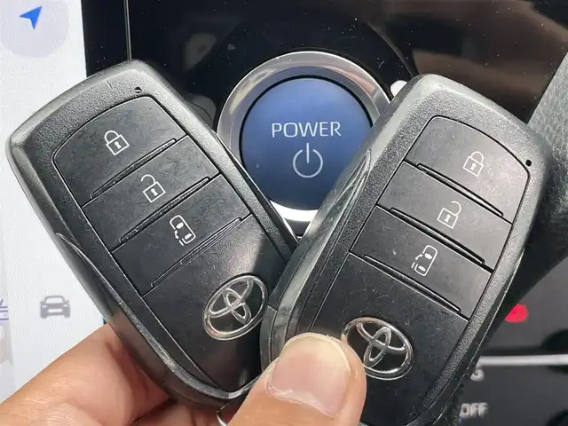トヨタ ヴォクシー ハイブリッド S－G 千葉県 2022(令4)年 2.8万km マッシブグレー トヨタセーフティセンス/・衝突軽減ブレーキ/レーンキープアシスト/・レーダークルーズコントロール/オートハイビーム/・クリアランスソナー/ディスプレイオーディオプラス/・フルセグ/DVD/CD/BT/HDMI/USB/カープレイ/バックカメラ/ステアリングスイッチ/片側パワースライドドア/ETC2.0/電動パーキングブレーキ/ブレーキホールド/LEDヘッドライト/オートライト/スマートキー/プッシュスタート/純正フロアマット/純正16インチAW