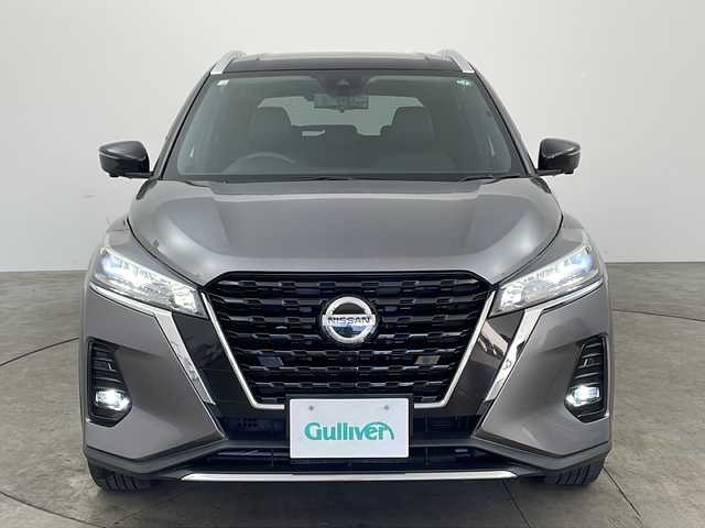 日産 キックス X 兵庫県 2020(令2)年 6.2万km ダークメタルグレー/ピュアブラック 2トーン ・純正9インチナビ（フルセグ・BT・USB・DVD）/・全方位カメラ/・ETC/・車線逸脱警報/・車線逸脱防止/・エマージェンシーブレーキ/・前後ソナー/・ふらつき警報/・プロパイロット/・LEDオートライト/・フォグランプ/・オートハイビーム/・デジタルインナーミラー/・ステアリングリモコン/・純正17インチアルミホイール/・純正フロアマット/・ヘッドライトレベライザー/・ドアバイザー/・スマートキー/・プッシュスタート/・電動パーキングブレーキ/・オートホールド/・ハーフレザー/・W＋サイドエアバック/・カーテンエアバック/・ルーフレール/・ウインカーミラー