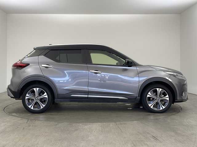 日産 キックス X 兵庫県 2020(令2)年 6.2万km ダークメタルグレー/ピュアブラック 2トーン ・純正9インチナビ（フルセグ・BT・USB・DVD）/・全方位カメラ/・ETC/・車線逸脱警報/・車線逸脱防止/・エマージェンシーブレーキ/・前後ソナー/・ふらつき警報/・プロパイロット/・LEDオートライト/・フォグランプ/・オートハイビーム/・デジタルインナーミラー/・ステアリングリモコン/・純正17インチアルミホイール/・純正フロアマット/・ヘッドライトレベライザー/・ドアバイザー/・スマートキー/・プッシュスタート/・電動パーキングブレーキ/・オートホールド/・ハーフレザー/・W＋サイドエアバック/・カーテンエアバック/・ルーフレール/・ウインカーミラー