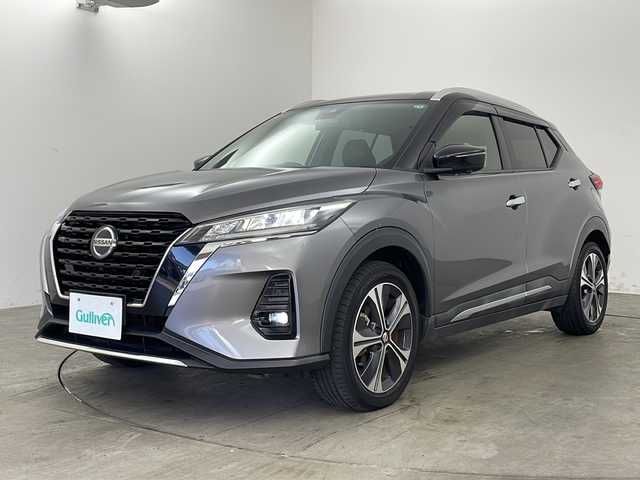 日産 キックス X 兵庫県 2020(令2)年 6.2万km ダークメタルグレー/ピュアブラック 2トーン ・純正9インチナビ（フルセグ・BT・USB・DVD）/・全方位カメラ/・ETC/・車線逸脱警報/・車線逸脱防止/・エマージェンシーブレーキ/・前後ソナー/・ふらつき警報/・プロパイロット/・LEDオートライト/・フォグランプ/・オートハイビーム/・デジタルインナーミラー/・ステアリングリモコン/・純正17インチアルミホイール/・純正フロアマット/・ヘッドライトレベライザー/・ドアバイザー/・スマートキー/・プッシュスタート/・電動パーキングブレーキ/・オートホールド/・ハーフレザー/・W＋サイドエアバック/・カーテンエアバック/・ルーフレール/・ウインカーミラー
