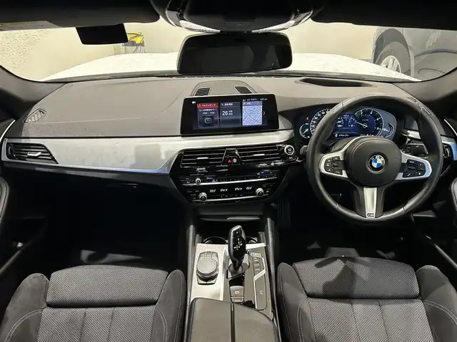 ＢＭＷ ５２３ｄ xDrive Mスピリット 岐阜県 2020(令2)年 3.7万km アルピンホワイトⅢ ドライビングアシストプラス/　アクティブクルーズコントロール/　ステアリングレーンコントロールアシスト/　レーンディパーチャーウォーニング/　レーンチェンジウォーニング/　アクティブサイドコリジョンプロテクション/　前車接近警告機能/　衝突回避被害軽減ブレーキ　事故回避ステアリング付/　後車衝突警告機能/　クロストラフィックウォーニング　フロント&リヤ/パーキングアシストプラス/　パークディスタンスコントロール/　パーキングアシスト/　トップビュー3Dビュー/　サイドビューカメラ/　リヤビューカメラ/BMWヘッドアップディスプレイ/LEDヘッドライト/電動フロントシート運転席メモリー機能付