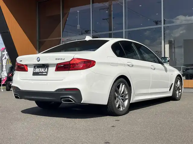 ＢＭＷ ５２３ｄ xDrive Mスピリット 岐阜県 2020(令2)年 3.7万km アルピンホワイトⅢ ドライビングアシストプラス/　アクティブクルーズコントロール/　ステアリングレーンコントロールアシスト/　レーンディパーチャーウォーニング/　レーンチェンジウォーニング/　アクティブサイドコリジョンプロテクション/　前車接近警告機能/　衝突回避被害軽減ブレーキ　事故回避ステアリング付/　後車衝突警告機能/　クロストラフィックウォーニング　フロント&リヤ/パーキングアシストプラス/　パークディスタンスコントロール/　パーキングアシスト/　トップビュー3Dビュー/　サイドビューカメラ/　リヤビューカメラ/BMWヘッドアップディスプレイ/LEDヘッドライト/電動フロントシート運転席メモリー機能付